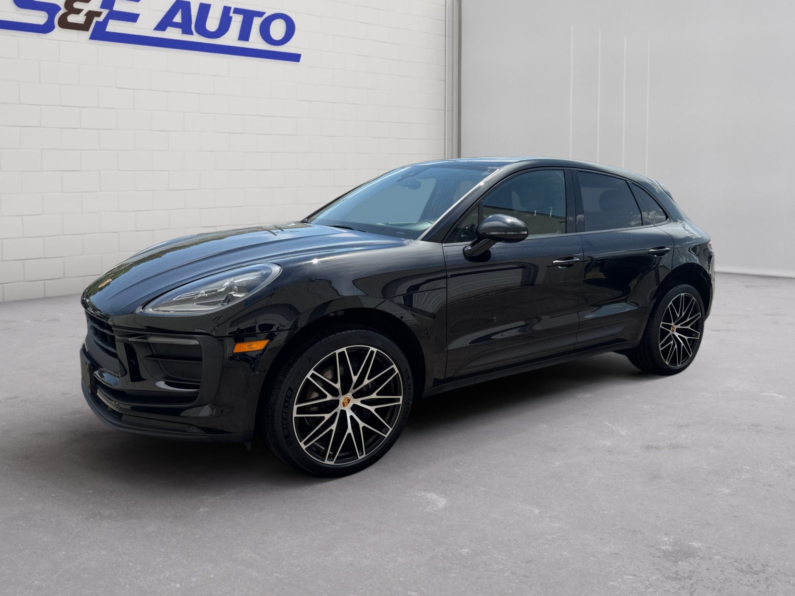 Used 2022 Porsche Macan AWD/4WD image 1