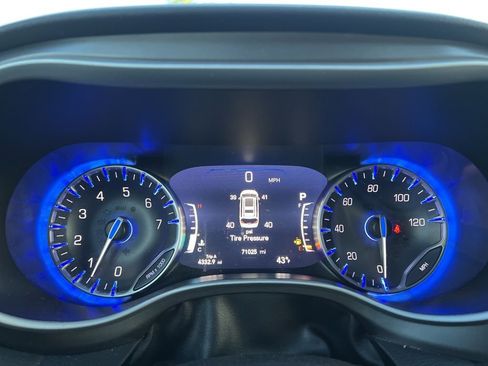 Used 2024 Chrysler Pacifica Touring-L image 12