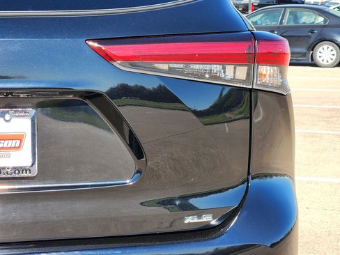 Used 2021 Toyota Highlander XLE image 16