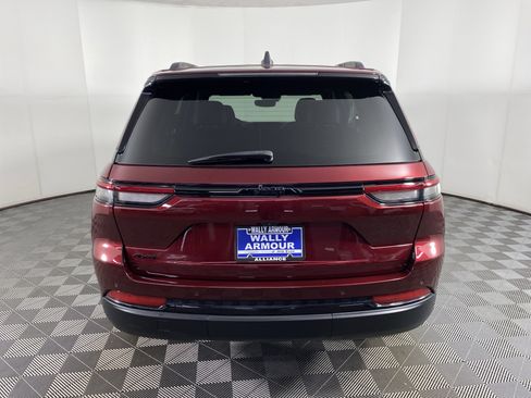 Used 2023 Jeep Grand Cherokee Altitude AWD/4WD image 9