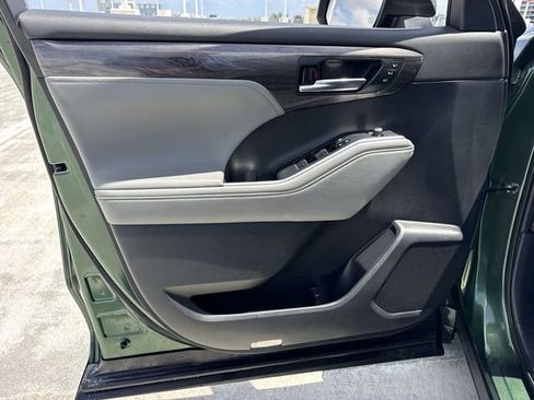 Used 2023 Toyota Highlander Limited image 13