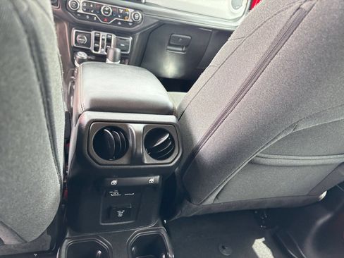 Used 2025 Jeep Wrangler Unlimited Sahara AWD/4WD image 23