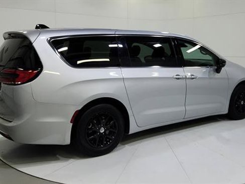 Used 2024 Chrysler Pacifica Touring-L FWD image 44