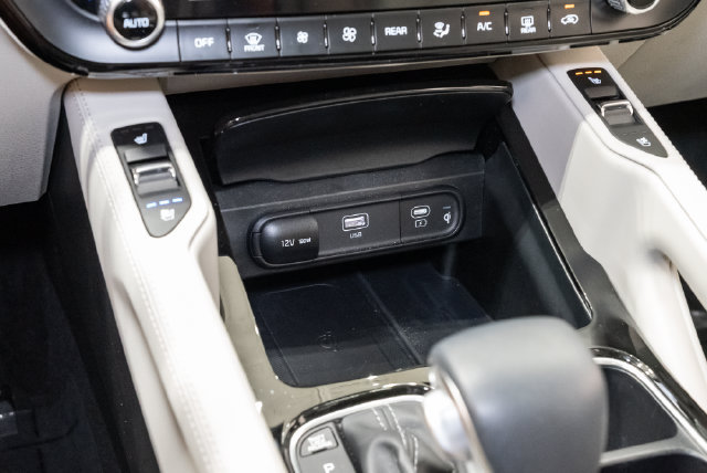 Used 2025 Kia Telluride EX w/ EX Captain's Chair Package FWD image 22
