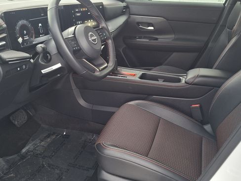Certified 2025 Nissan Kicks SR FWD image 9