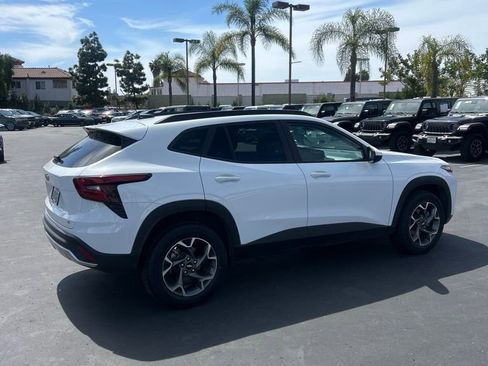 Used 2025 Chevrolet Trax LT w/ LT Convenience Package FWD image 8