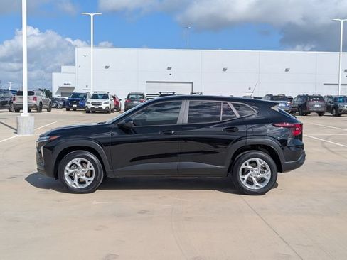 Used 2024 Chevrolet Trax LS w/ LS Convenience Package FWD image 3