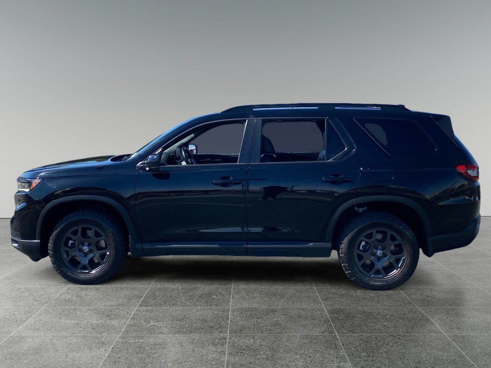 Used 2025 Honda Pilot TrailSport image 2