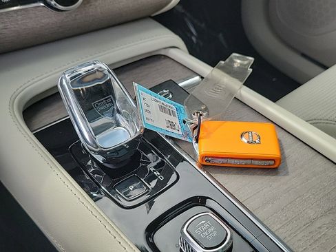 Used 2024 Volvo XC90 B6 Ultimate w/ Protection Package Premier image 24