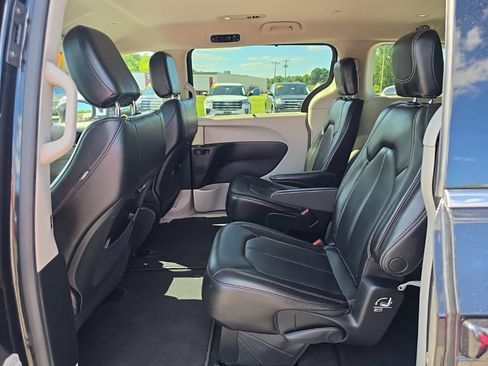 Certified 2023 Chrysler Pacifica Touring-L FWD image 18