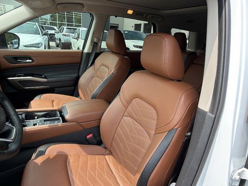 Used 2025 Nissan Pathfinder Platinum w/ Cargo Package FWD image 17