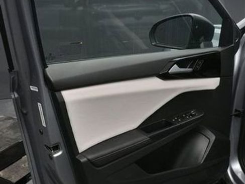 Used 2025 Volkswagen Taos S AWD/4WD image 17