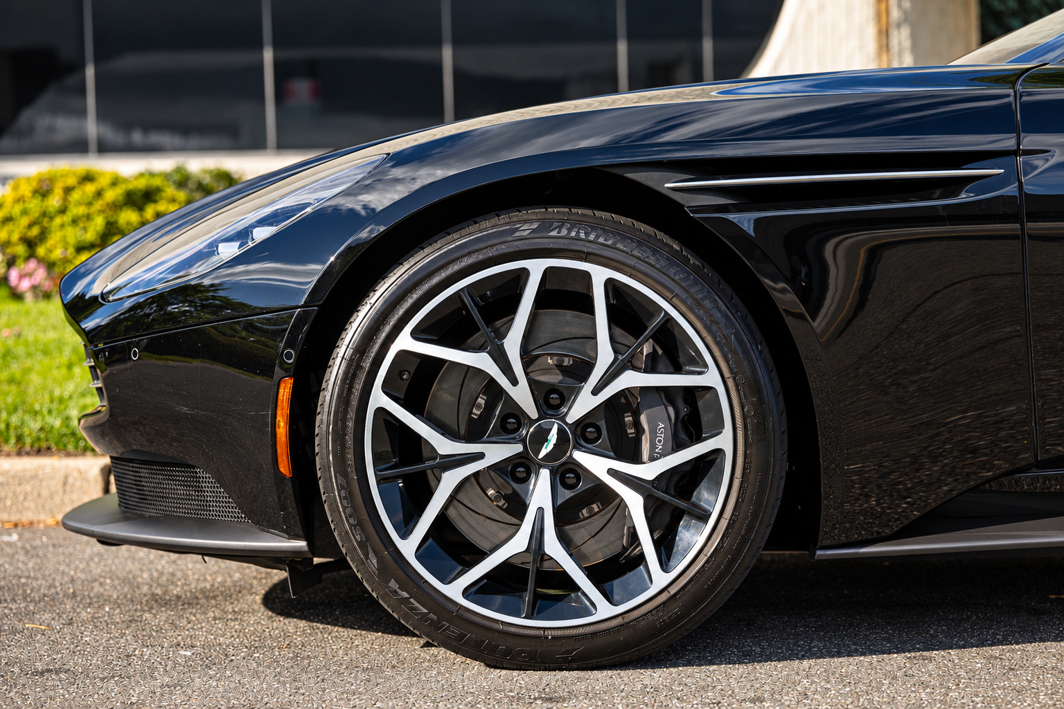 Used 2019 Aston Martin DB11 Volante RWD image 9