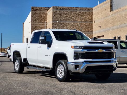 Used 2024 Chevrolet Silverado 2500 LT image 2