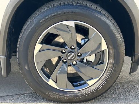 Certified 2025 Nissan Rogue SV image 7