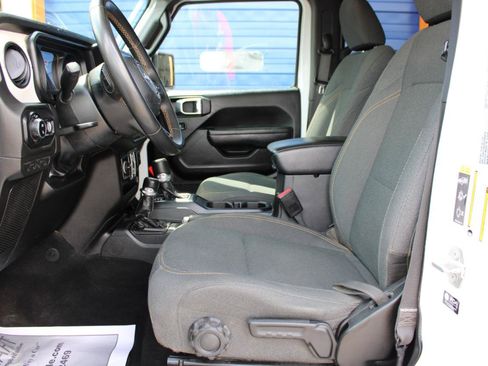 Used 2025 Jeep Gladiator Sport AWD/4WD image 16