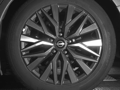 Used 2025 Nissan Altima 2.5 SV FWD image 14