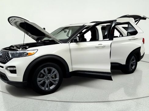 Used 2022 Ford Explorer XLT w/ Equipment Group 202A AWD/4WD image 9