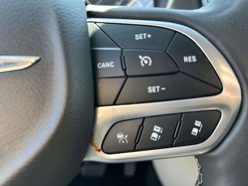 Used 2023 Chrysler Pacifica Touring-L FWD image 21