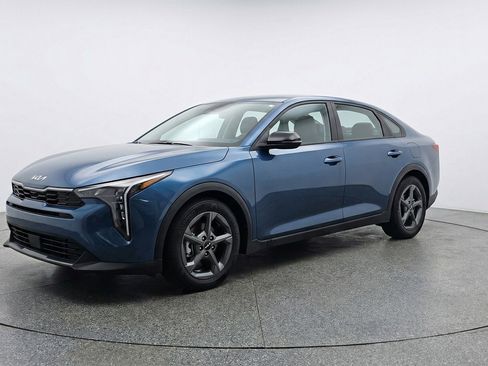 Used 2025 Kia K4 FWD image 3
