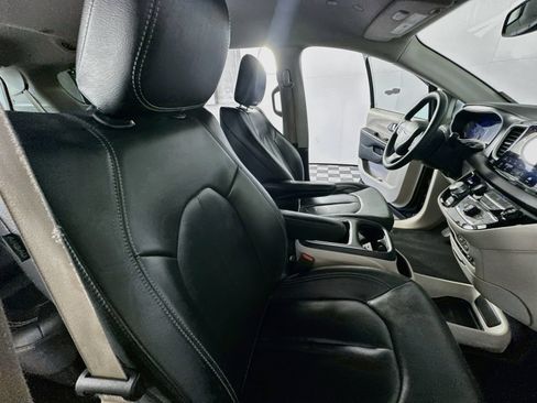 Used 2022 Chrysler Pacifica Touring-L FWD image 26