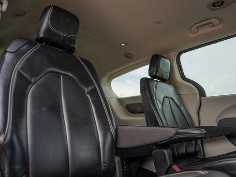 Used 2023 Chrysler Pacifica Touring-L FWD image 19
