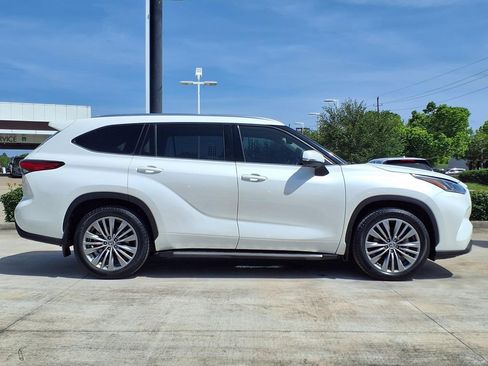 Used 2021 Toyota Highlander Platinum FWD image 5