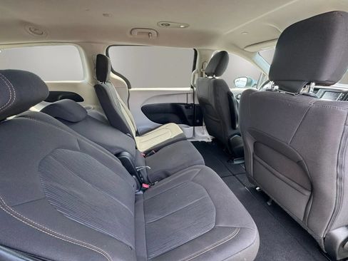Used 2017 Chrysler Pacifica LX w/ Tire & Wheel Group FWD image 14
