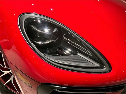 Used 2025 Porsche Macan image 15
