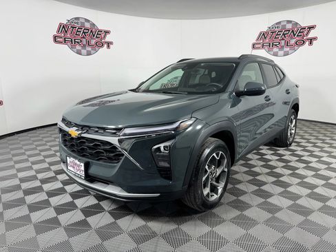 Used 2025 Chevrolet Trax LT w/ Driver Confidence Package image 3