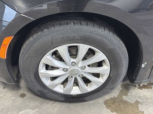 Used 2019 Chrysler Pacifica Touring-L image 9