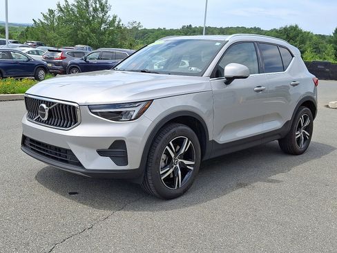 Certified 2025 Volvo XC40 B5 Core image 3