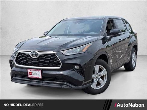 Used 2025 Toyota Highlander LE FWD image 1