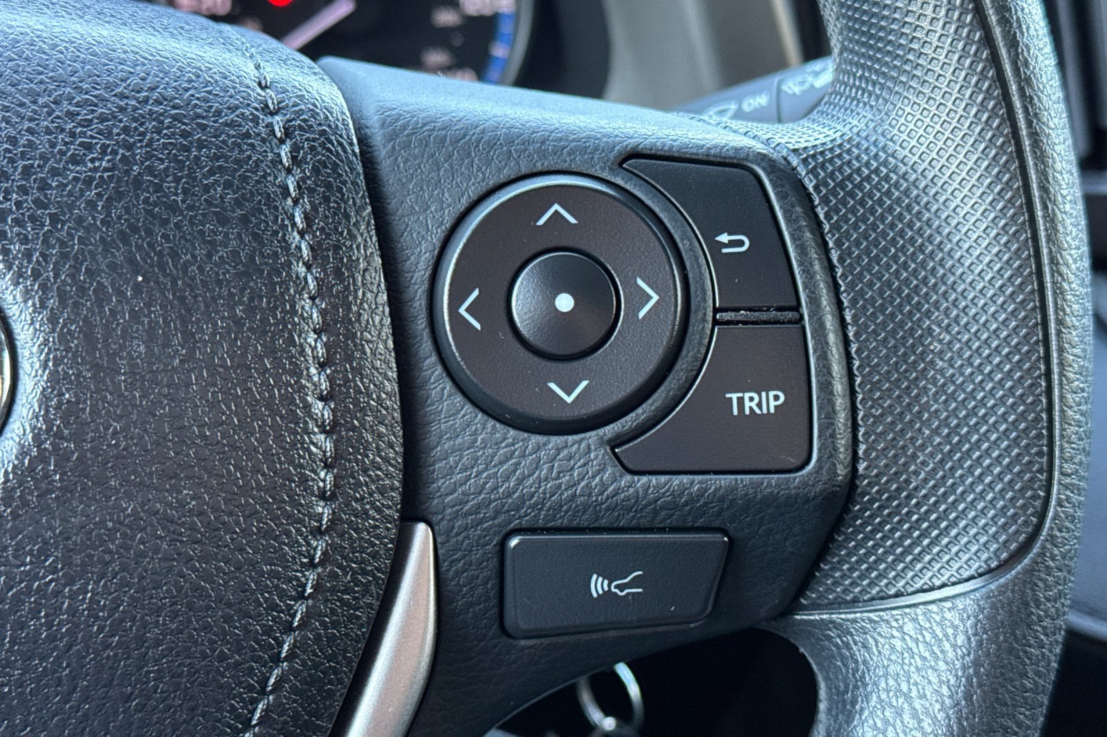 Used 2018 Toyota RAV4 LE FWD image 29