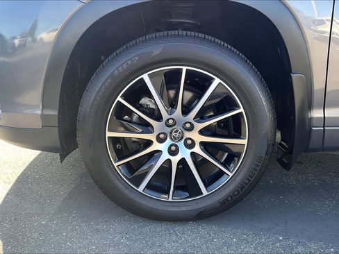 Used 2017 Toyota Highlander SE image 12