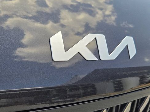 Certified 2026 Kia Carnival LXS FWD image 5