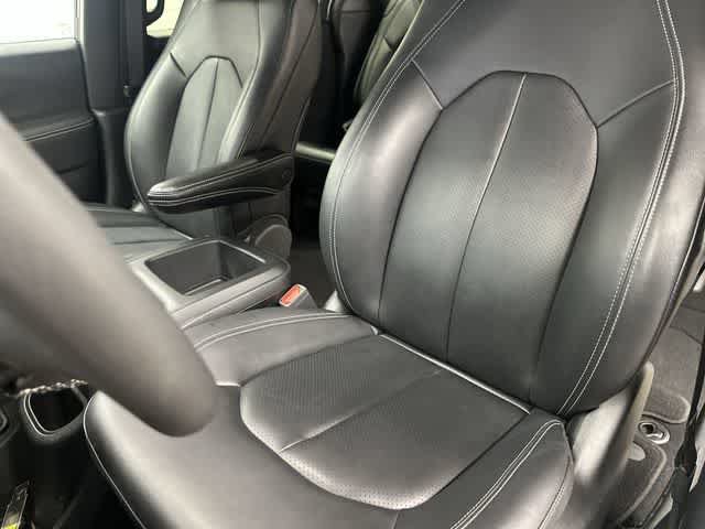 Used 2025 Chrysler Pacifica Select FWD image 10