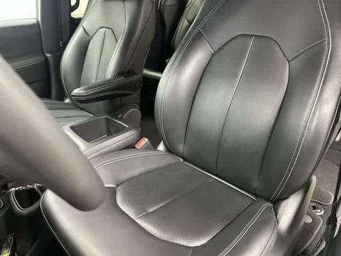 Used 2025 Chrysler Pacifica Select FWD image 10
