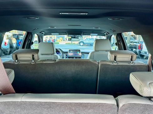 Used 2024 Chevrolet Suburban LT image 13