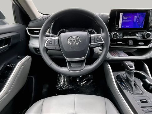 Used 2023 Toyota Highlander XLE AWD/4WD image 6