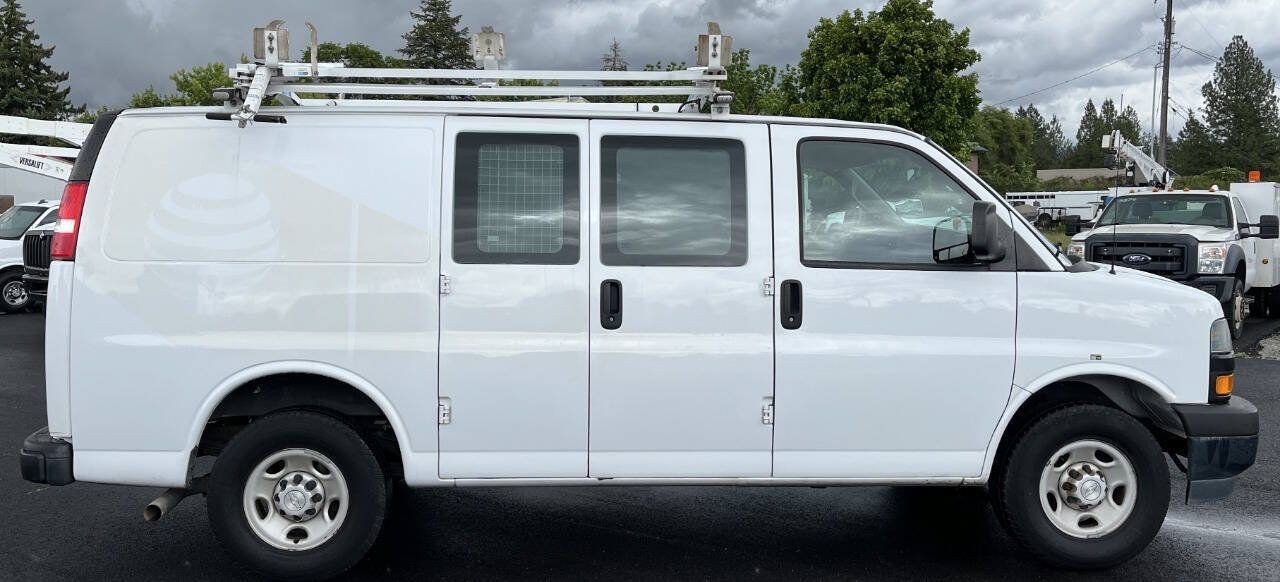 Used 2018 Chevrolet Express 2500 w/ Driver Convenience Package RWD image 4