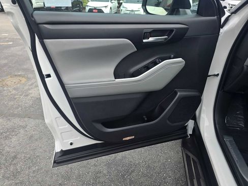 New 2026 Toyota Highlander XLE image 23
