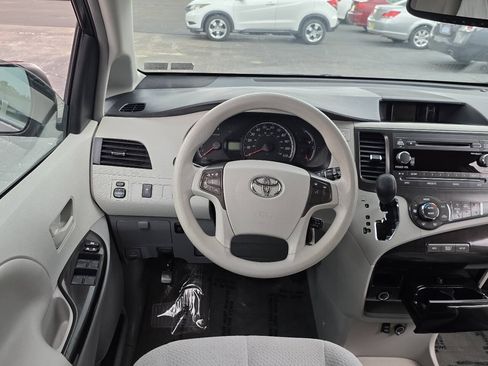 Used 2013 Toyota Sienna LE w/ Towing Pkg FWD image 18