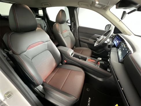 New 2025 Nissan Kicks SR image 25