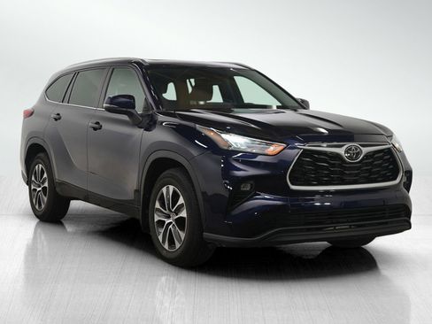 Used 2022 Toyota Highlander XLE AWD/4WD image 7
