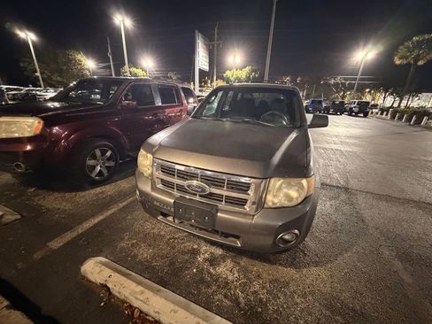 Used 2010 Ford Escape XLT image 2