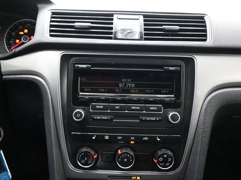 Used 2014 Volkswagen Passat 1.8T Wolfsburg Edition image 19