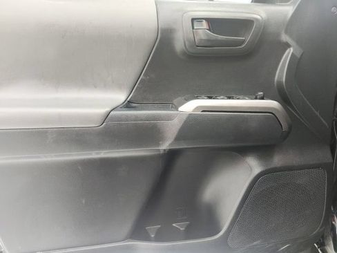 Used 2022 Toyota Tacoma SR5 RWD image 11