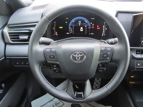 Used 2025 Toyota Camry SE image 10