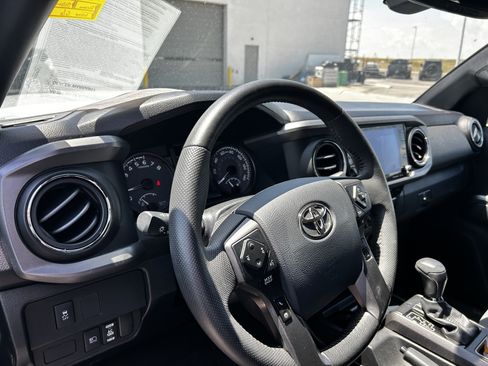 Used 2020 Toyota Tacoma TRD Off-Road w/ TRD Premium Off Road Package AWD/4WD image 11